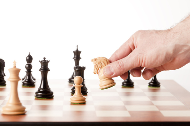 Movendo peças de xadrez em um tabuleiro de xadrez
 - Foto, Imagem