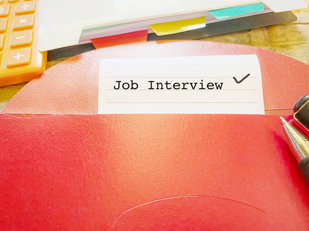 Interview afspraak of op zoek naar werk concept met briefpapier achtergrond. - Foto, afbeelding