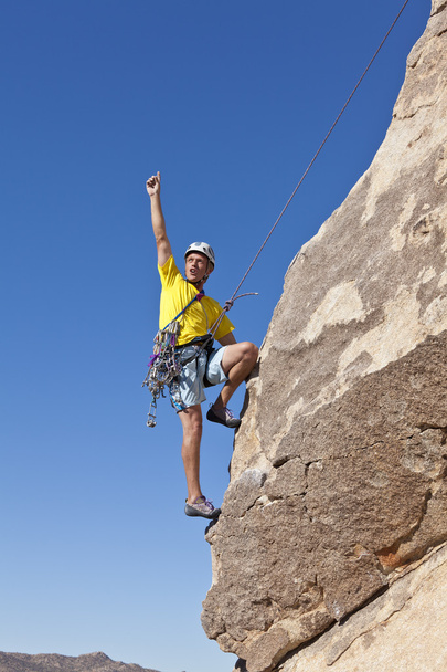 Un grimpeur masculin s'accroche à une falaise
. - Photo, image
