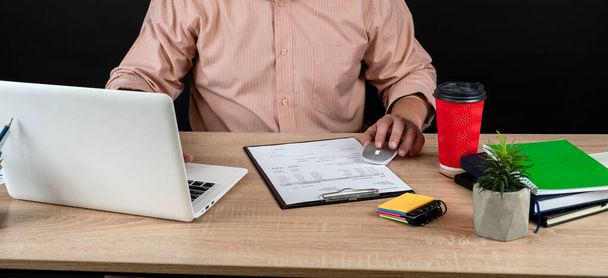  biznesmen pracujący z wykresem biznesowym dokument z laptopem i kalkulatorem w biurze. Statystyka - Zdjęcie, obraz