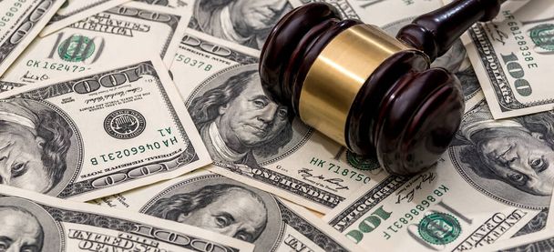 Bíró kalapács felett dollár papír pénz háttér. Ítélet és igazságszolgáltatás - Fotó, kép