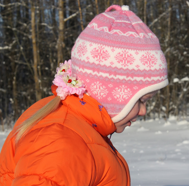 glückliches Mädchen in der Winterlandschaft - Foto, Bild