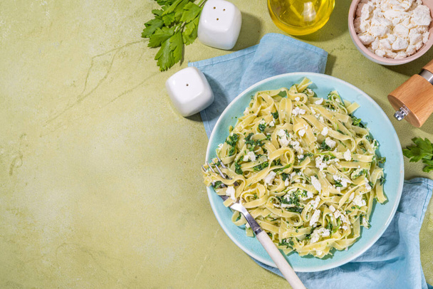 Pranzo dietetico ricco di proteine, tagliatelle fatte in casa con salsa di spinaci e ricotta, cibo italiano vegano sano, spazio per la copia - Foto, immagini