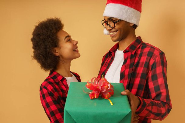 Щаслива і радісна пара обмінюється подарунками на Різдво - Фото, зображення