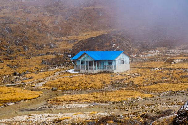 Mooie Houten Huizen met een Rivier in Sele La Pass van Kanchenjunga Conservation Himalaya in Nepal - Foto, afbeelding