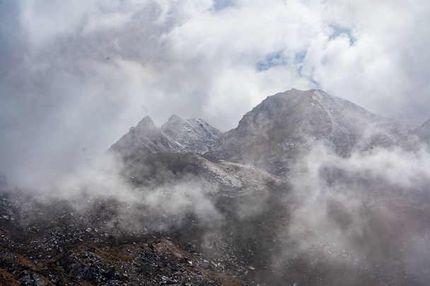 Trekking na área de conservação de Kanchenjunga com montanhas escuras do Himalaia Nublado, Floresta, Vila - Foto, Imagem