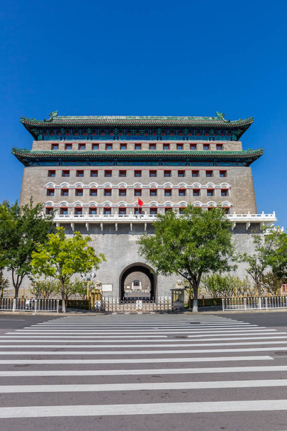 Zèbre devant la tour historique de tir à l'arc à Pékin, en Chine - Photo, image