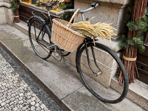 Mağaza girişinin önünde sepeti olan bisiklete odaklan - Fotoğraf, Görsel