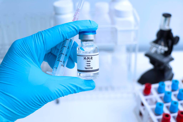 Bir şişede kızamık, kabakulak, Rubella aşısı, enfeksiyon aşısı ve tedavisi, bilimsel deney - Fotoğraf, Görsel