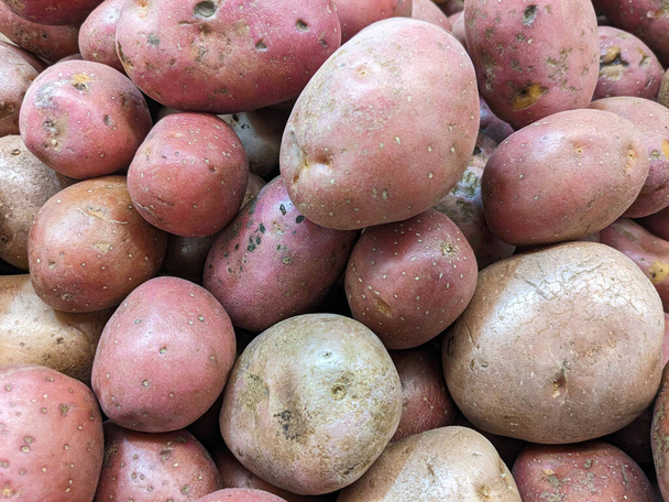Süpermarkette kırmızı veya pembe patates çeşitliliği, üst görünüm - Fotoğraf, Görsel
