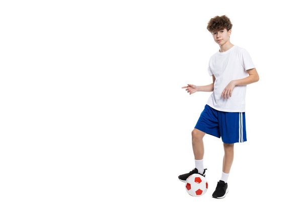 白い背景に隔離されたサッカーをする10代の少年のPNG. - 写真・画像