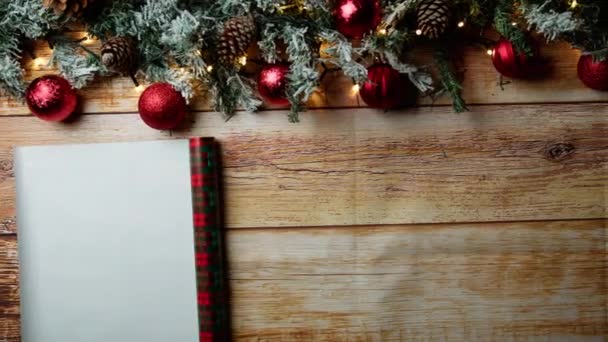 Karácsonyi ajándék papír kibontakozó háttér .  - Felvétel, videó