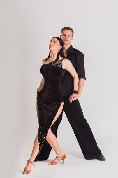 Bailarines de salón en poses de baile
 - Foto, Imagen