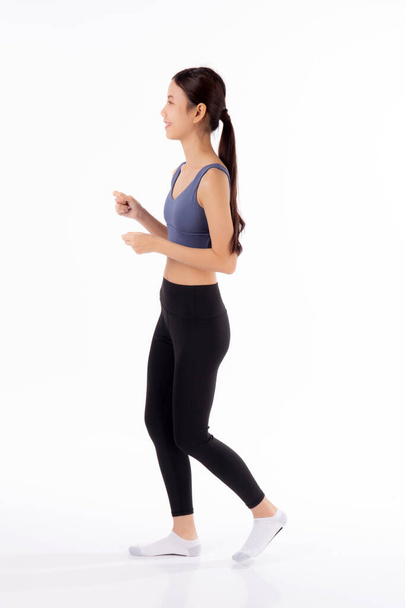 Portret van een mooie jonge Aziatische vrouw in sportkleding joggen voor training geïsoleerde witte achtergrond, sport en lichaamsbeweging voor de gezondheid, vrouw lopen met zelfvertrouwen en welzijn, hobby voor de gezondheid. - Foto, afbeelding