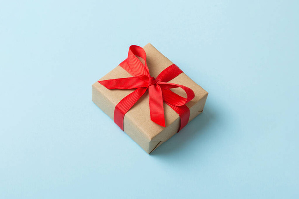 Emballé Noël ou autre cadeau de vacances fait à la main dans du papier artisanal avec ruban coloré. Coffret cadeau, décoration de cadeau sur table, vue de dessus avec espace de copie. - Photo, image