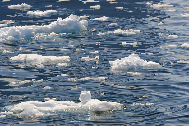 eau tourbillonnant autour de la glace
 - Photo, image