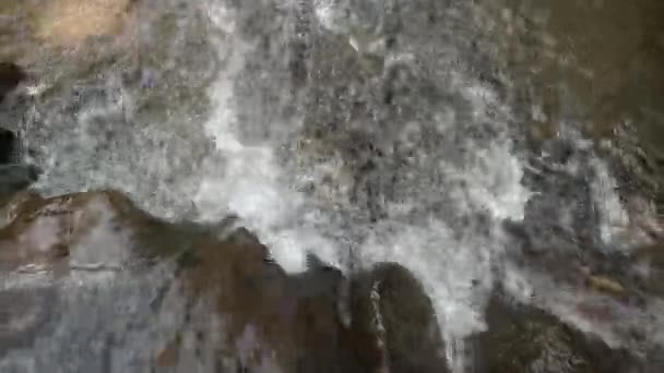 acqua perdente scorre attraverso un fiume con pietre di diverse dimensioni in esso, fiume roccioso - Filmati, video