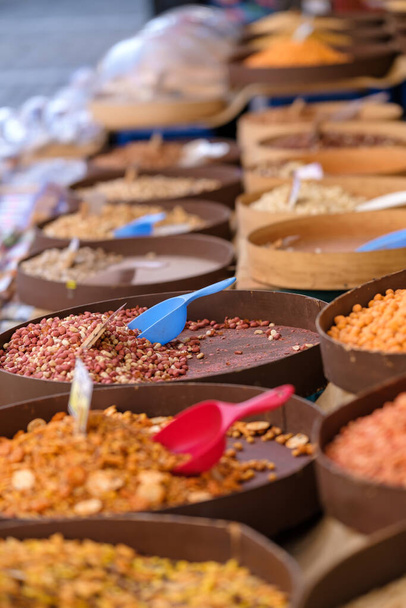 Вид на різні горіхи та інші різні здорові горіхи та насіння на знаменитому відкритому ринку Капані в Салоніках Греція - Фото, зображення