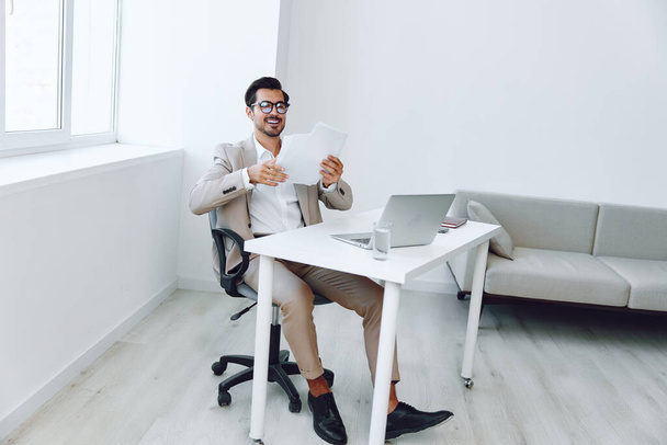 Laptop alkalmazott sikeres menedzser segítségével boldog üzletember holding tervezés cég foglalkozás dokumentum irodai győztes papír találkozó vállalati ing vállalkozó öltöny - Fotó, kép