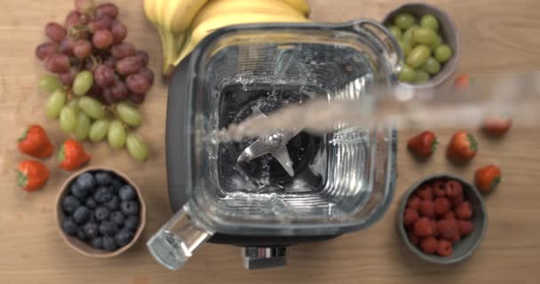 Blender 'a su dökülüyor, smoothie hazırlığının ilk adımları 800 fps hızla süper yavaş çekimde yakalanıyor. - Video, Çekim