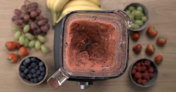 Valmistelu smoothie sekoittamalla hedelmiä tehosekoittimen kaapattu nopea kamera hidastettuna 800 fps, terveellinen aamiainen ruoka juoma sekoittamalla - Materiaali, video