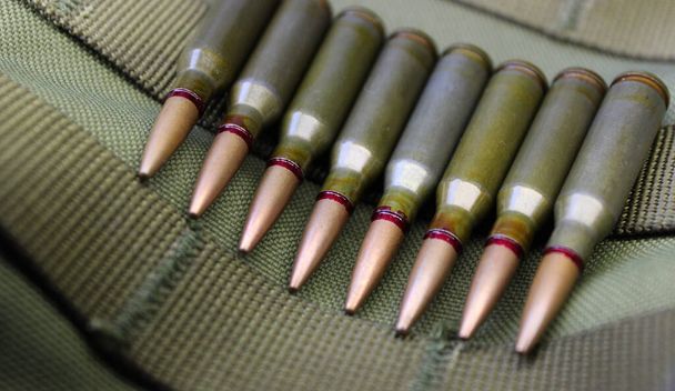 Munitions en ligne sur le bas d'un casque militaire vue rapprochée - Photo, image