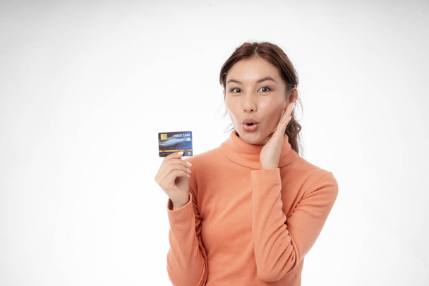 女性は自宅でオンラインショッピングのためのクレジットカードを表示します. 家,技術,電子商取引,インターネット,市場の場所,最終的なか夏か大きい販売,クレジットのための割引,低価格 - 写真・画像