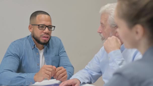 Hombre hispano conversando con colegas en reunión - Metraje, vídeo