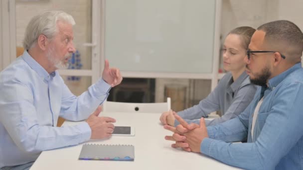 Az öregember oldalnézete az alkalmazottakkal való beszélgetésről - Felvétel, videó