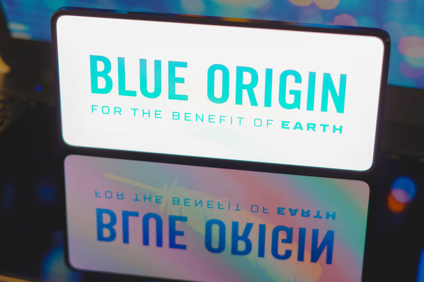 20 ноября 2023 года, Бразилия. На этой фотографии логотип Blue Origin отображается на экране смартфона. - Фото, изображение