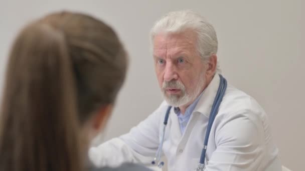 Visão traseira do médico sênior conversando com o paciente - Filmagem, Vídeo
