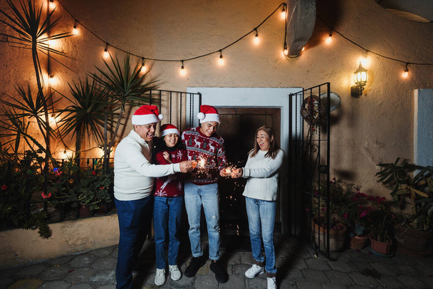 Latinská rodina se zářivými světly a zpívajícími koledami na Štědrý večer v Mexiku, latinskoamerická kultura a tradice, mexické Posadas - Fotografie, Obrázek