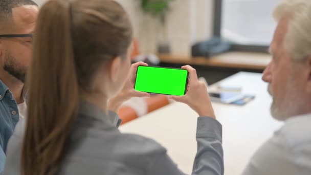 Επιχειρηματίες που κατέχουν τηλέφωνο οριζόντια με πράσινη οθόνη - Πλάνα, βίντεο