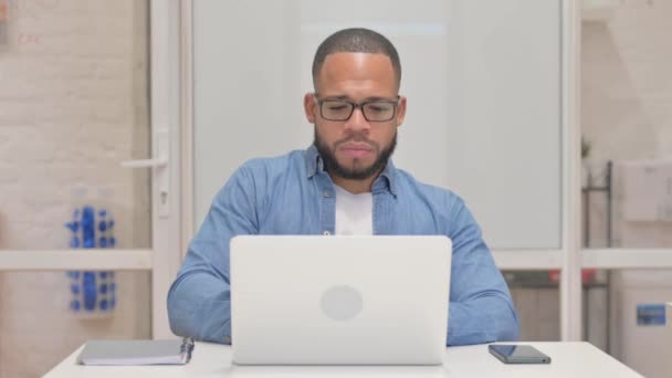 Gemengde Race Man Werken op laptop - Video