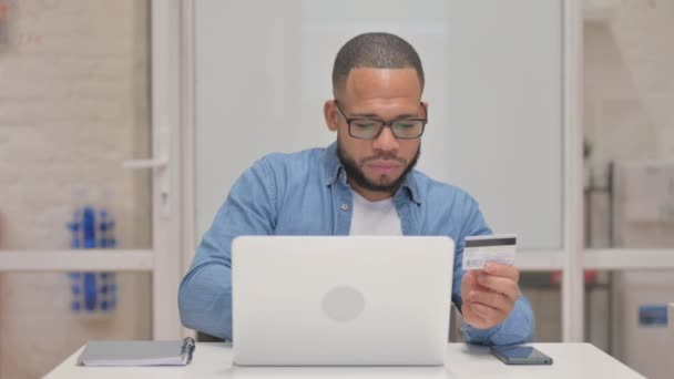 Mixed Race Man Compras Online no Laptop - Filmagem, Vídeo