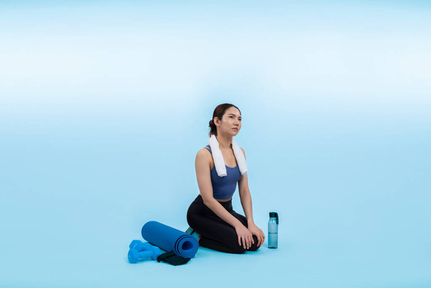 Sportos és sportos ázsiai nő pihen intenzív kardio edzés után. Egészséges testmozgás és fitt testápolás életmód hajsza stúdió lövés elszigetelt háttér. Élénk. - Fotó, kép