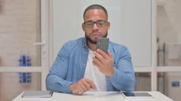 Hombre de raza mixta hablando por teléfono - Metraje, vídeo