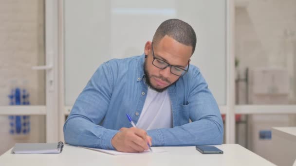 Hombre de raza mixta escribiendo una carta - Metraje, vídeo