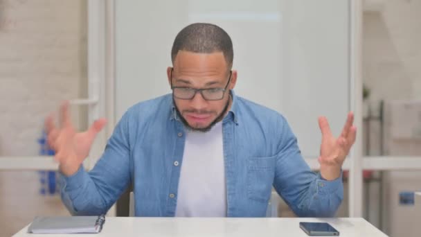 Напряженный смешанный расовый мужчина с Headache в офисе - Кадры, видео