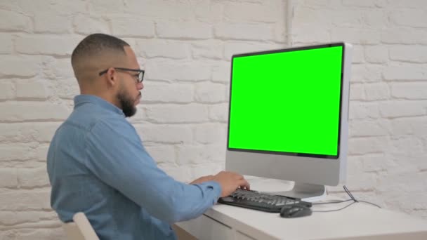 Hombre hispano usando computadora con pantalla verde - Metraje, vídeo