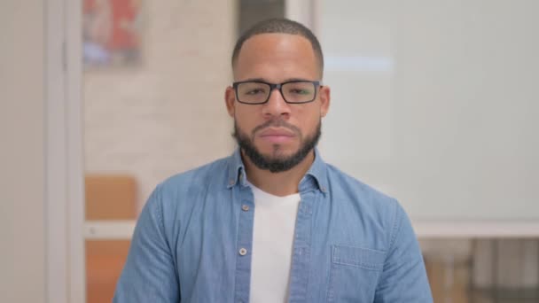 Ofiste Gülümseyen Afrikalı Adam Portresi - Video, Çekim