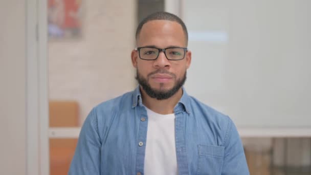 Ofiste tezahürat yapan heyecanlı Afrikalı adamın portresi - Video, Çekim