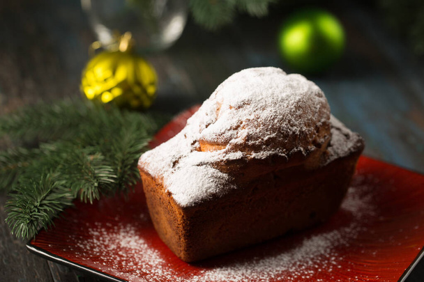 Köstlicher Weihnachtskuchen mit Puderzucker garniert mit Rosmarin und Beeren - Foto, Bild