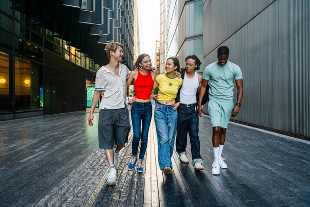 Grupo multirracial de jóvenes amigos felices que se unen en la ciudad de Londres - Estudiantes adolescentes multiétnicos que se reúnen y se divierten en el área de Tower Bridge, Reino Unido - Conceptos sobre estilo de vida juvenil, viajes y turismo - Foto, imagen