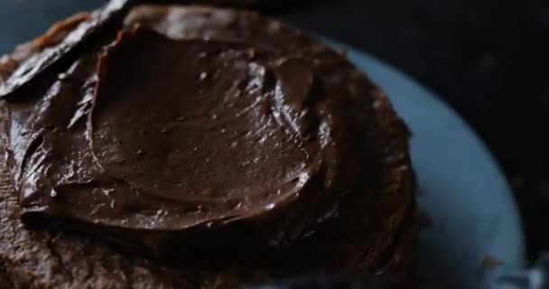 Chocolade Napoleon. Frans dessert gemaakt van bladerdeeg. Banketbakker spreidt een taartlaag uit voor een zoet dessert met een spatel. - Video