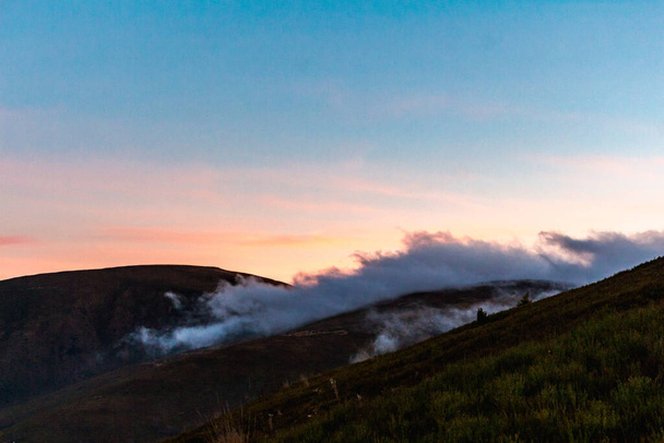 pilvi Velikiy Verkh vuorella, Ukrainan Karpaatit, syksyn aika - Valokuva, kuva