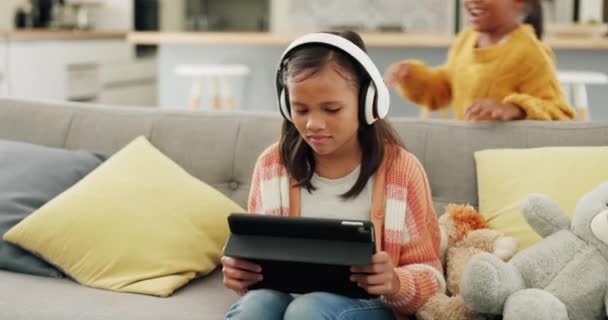 Nővérek, játszani és a gyerek fülhallgatóval vagy táblagéppel a nappaliban egy filmet sugároz ijedten. Testvér, boldog és lány a kanapén technológia otthon szórakoztató, vígjáték szórakoztató vagy boldog - Felvétel, videó