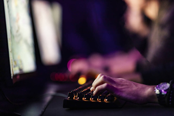 Close-up de gamer usando teclado na sala de jogos. - Foto, Imagem