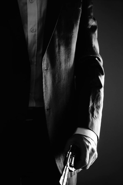 Agent secret rétro avec pistolet revolver à la main dans vintage crime thriller maquette couverture photo.        - Photo, image