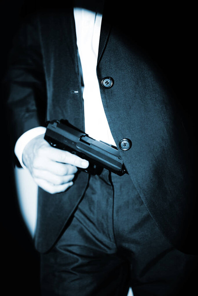 Detektiv männlicher Spion hält Pistole Pistole Waffe Krimi Buch Cover-Design Foto. - Foto, Bild